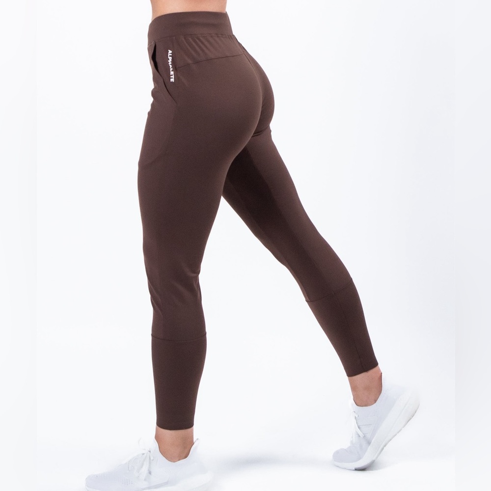 Alphalete Women’s Premium Trace Jogger in Coffee